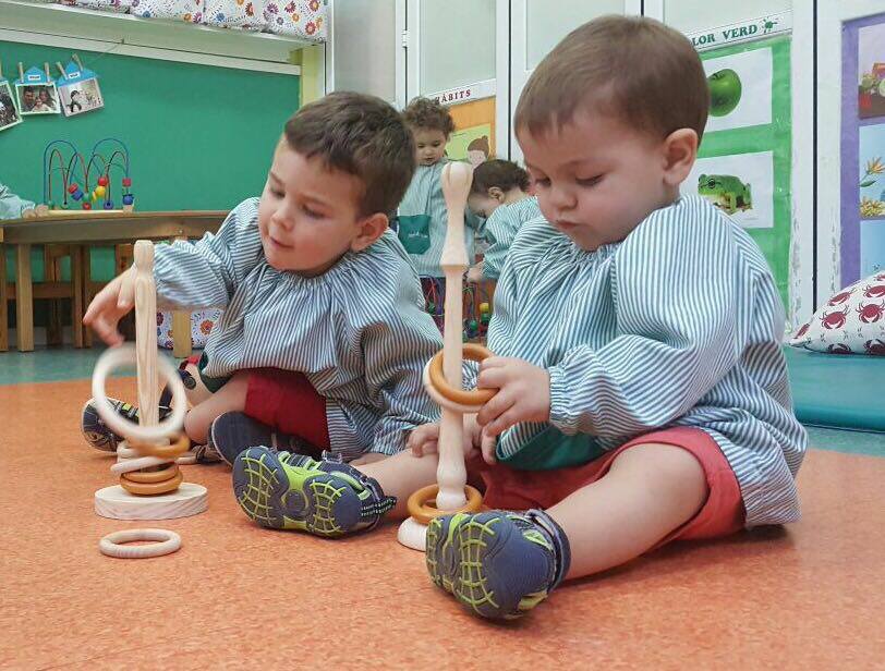 Juguem amb material de fusta!