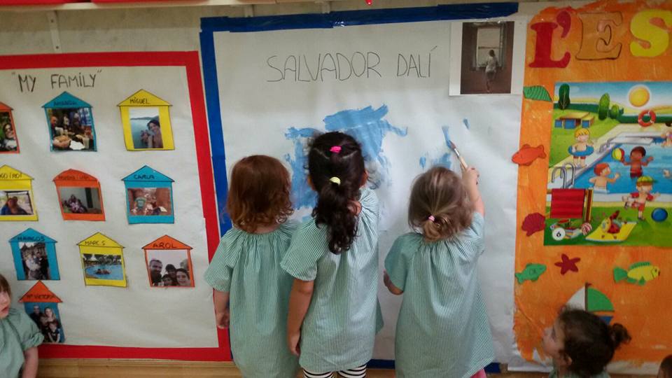 La noia a la finestra