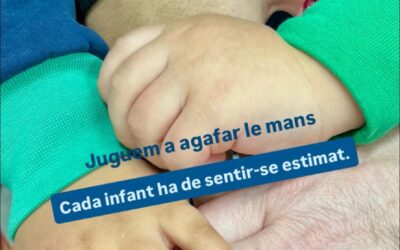 Juguem a agafar les mans. Cada infant ha de sentir-se estimat 🫶🏼